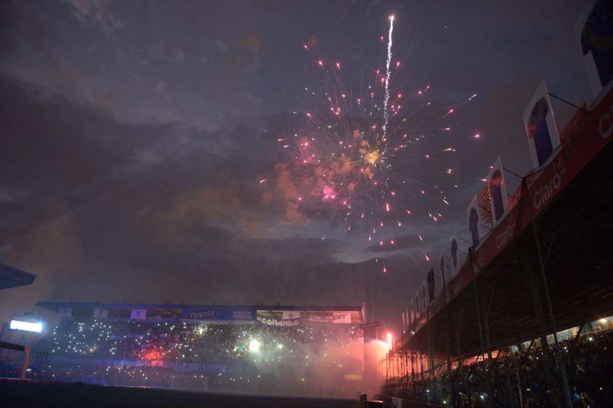 Los azules presentaron su plantel en medio de fuegos pirotecnicos. Foto: Eduardo Escobar 