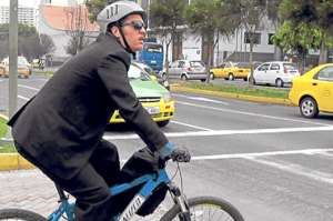 El uso de la bicicleta ha crecido en el pa&iacute;s. Los ciudadanos prefieren evitar el tr&aacute;fico citadino e ir a sus trabajos pedaleando. A&uacute;n se quejan del irrespeto. Foto: Santiago Aguirre/El Tel&eacute;grafo