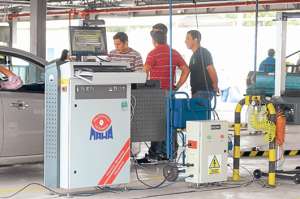 Personal de la empresa SGS, que atender&aacute; desde julio, realiz&oacute; ayer pruebas con los dispositivos que se usar&aacute;n para revisi&oacute;n y matriculaci&oacute;n vehicular. Foto: Pilar Vera / El Tel&eacute;grafo