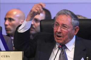 El mandatario cubano dijo que "como le deb&iacute;an 6 cumbres" (por la exclusi&oacute;n de Cuba) iba a tomarse unos minutos de m&aacute;s en su discurso. FOTO: AFP 
