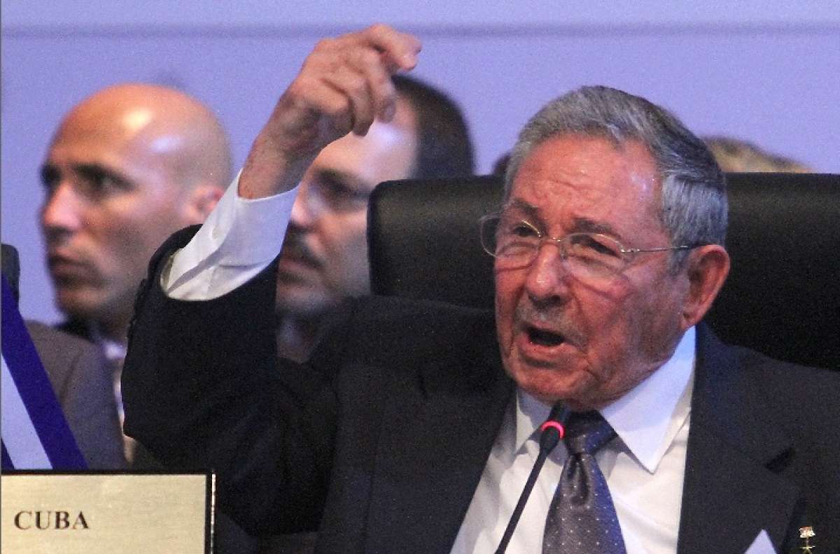 El mandatario cubano dijo que "como le deb&iacute;an 6 cumbres" (por la exclusi&oacute;n de Cuba) iba a tomarse unos minutos de m&aacute;s en su discurso. FOTO: AFP 