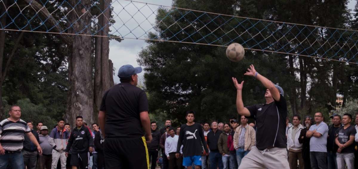 Todas las semanas se re&uacute;nen jugadores en el parque La Carolina y programan partidos.