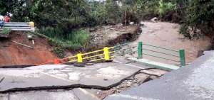 El puente de 12,45 metros de longitud result&oacute; destruido por la corriente de agua que tuvo la quebrada Cayamatza en la noche del mi&eacute;rcoles anterior.