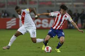 Jefferson Farf&aacute;n (i) disputa el esf&eacute;rico con Nelson Haedo Valdez. Foto: AFP