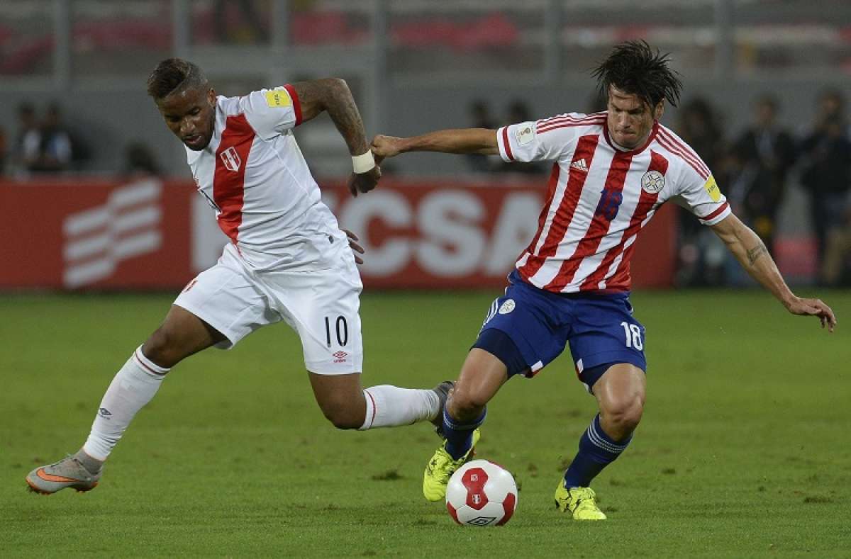 Jefferson Farf&aacute;n (i) disputa el esf&eacute;rico con Nelson Haedo Valdez. Foto: AFP