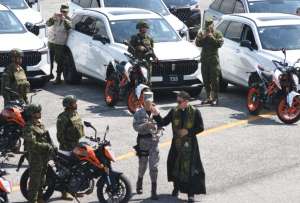 Las Fuerzas Armadas reforzar&aacute;n patrullajes y controles en Guayas con nuevas camionetas y motocicletas.