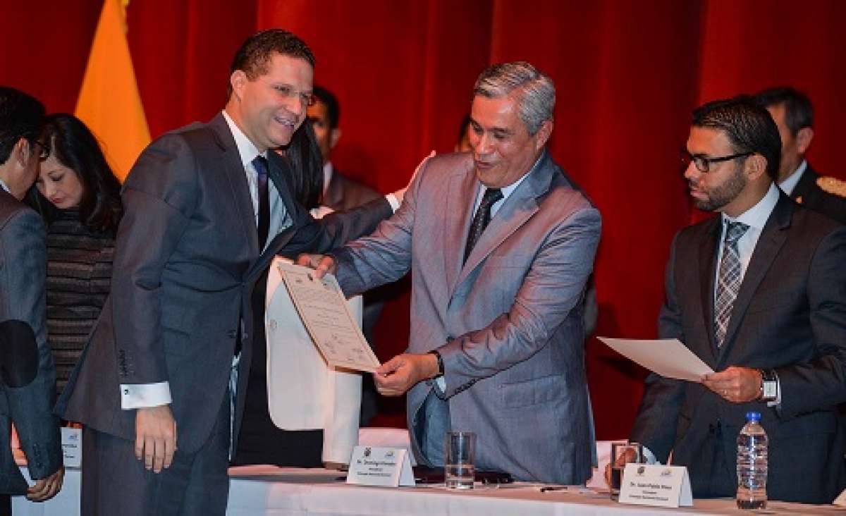 Los nuevos alcaldes, prefectos, concejales y miembros de juntas parroquiales recibieron las credenciales por parte del CNE.  Foto: &Aacute;lvaro P&eacute;rez / El Tel&eacute;grafo