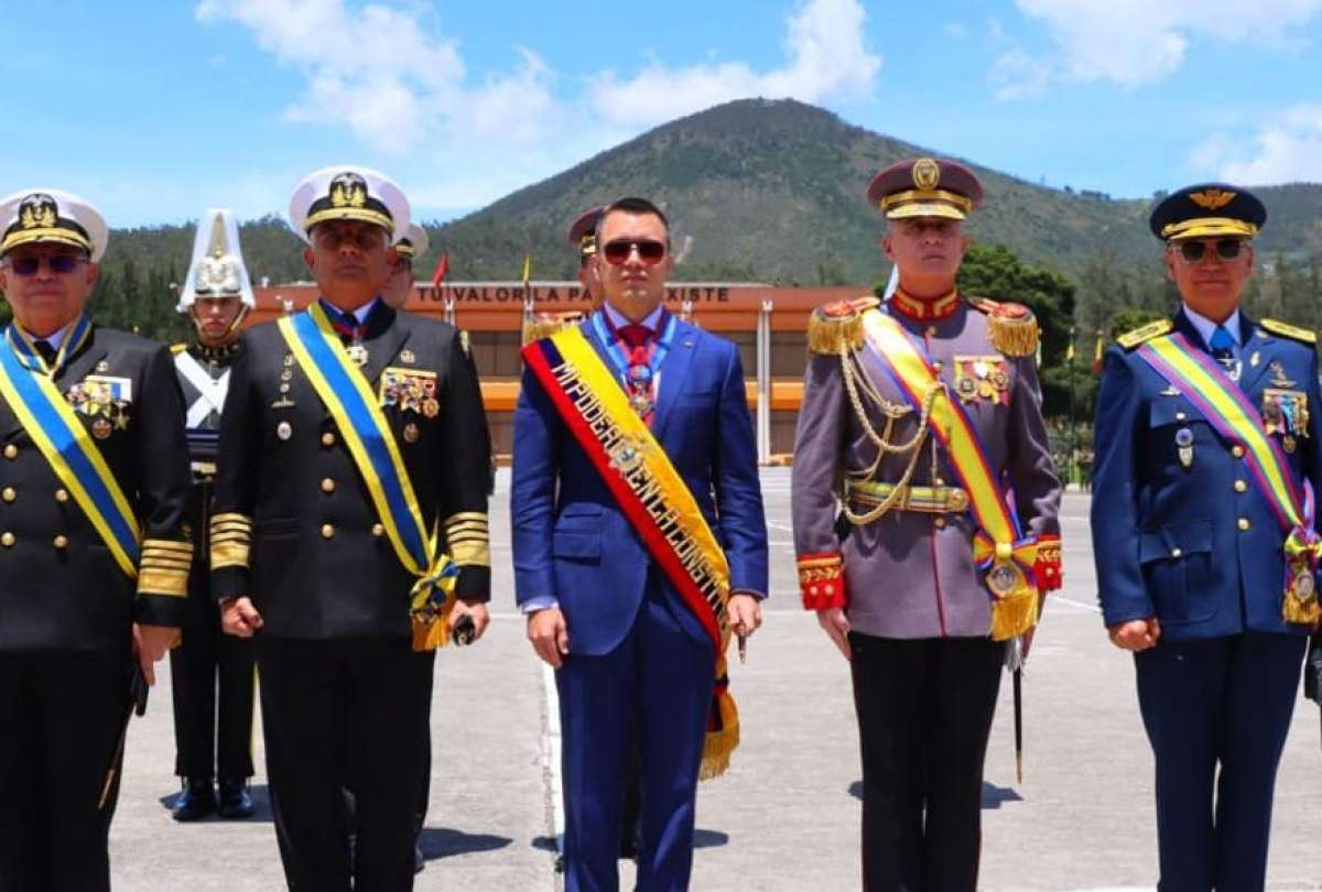 En un acto formal, el reconocimiento de Noboa fue entregado por los militares.
