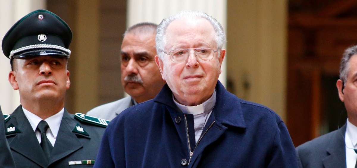 Fotograf&iacute;a fechada el 11 de noviembre de 2015 que muestra al sacerdote Fernando Karadima Fari&ntilde;a (c) a su salida de la Corte de Apelaciones en Santiago (Chile). 