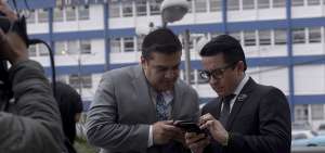 Erick Huilca (i) y Edwin Romero (d), abogados de cuatro procesados, a su ingreso a Criminal&iacute;stica de la Polic&iacute;a.