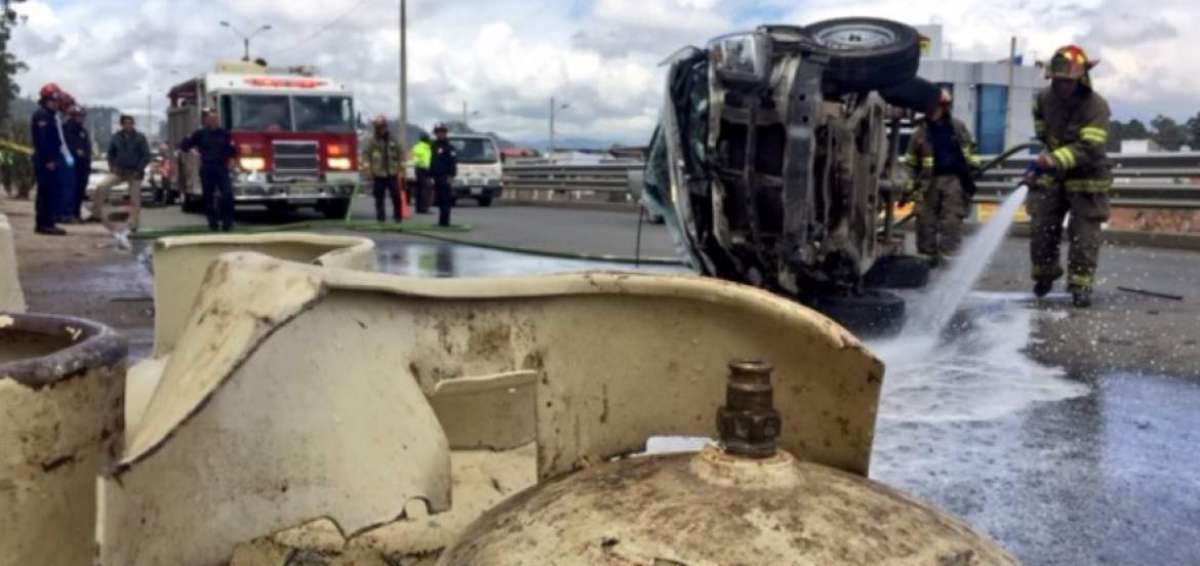 Una camioneta que transportaba gas dom&eacute;stico volc&oacute;.