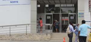 En la consulta externa del Hospital Teodoro Maldonado Carbo, del IESS en Guayaquil, los pacientes no paran de llegar.