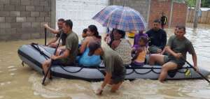 5 personas fueron rescatadas de vivienda que cay&oacute; a r&iacute;o