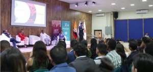 El vicepresidente Otto Sonnenholzner durante un encuentro con j&oacute;venes en Guayaquil.