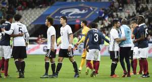 Jugadores de las selecciones de Alemania y Francia, se despiden luego del encuentro amistoso disputado el pasado viernes en Par&iacute;s. Foto: AFP