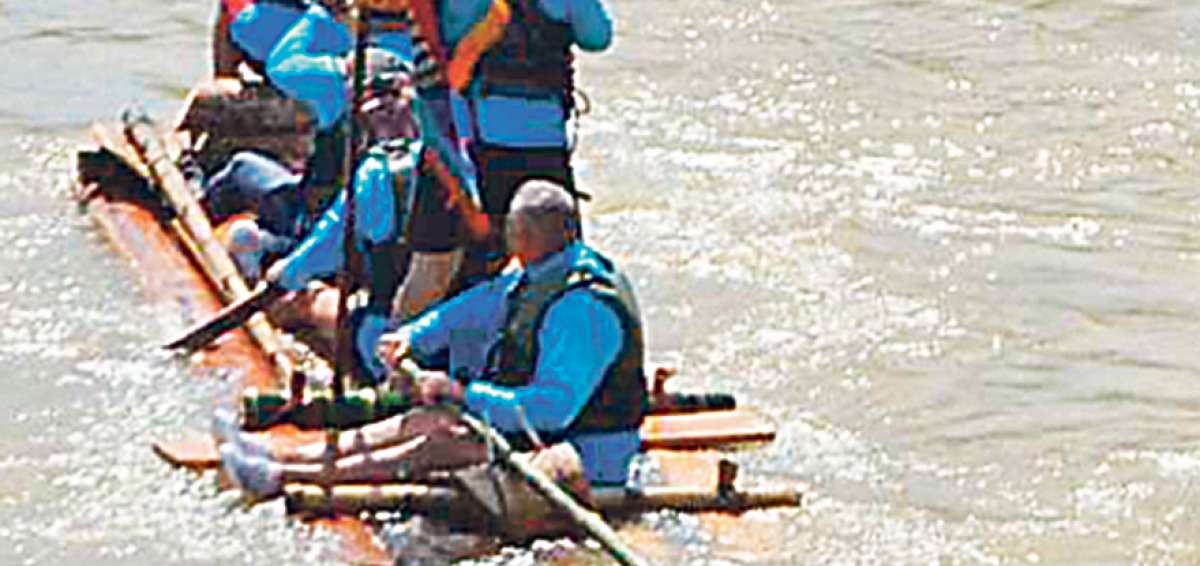 Canoas antiguas fueron recreadas durante una competencia en el r&iacute;o Quevedo