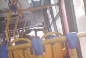 El pasajero de un bus en Cuenca agredi&oacute;  al chofer a punta de correazos. 