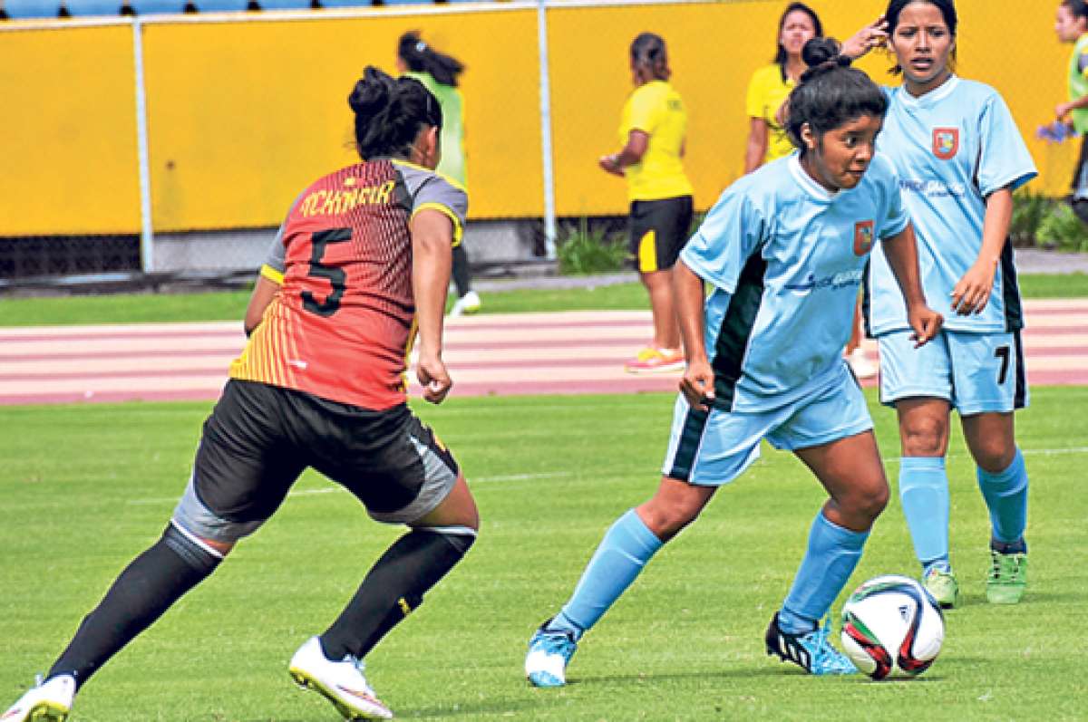 Las futbolistas de Guayas (celeste) dominaron el partido y basaron su estrategia en la marca en el medio campo. Foto: cortes&iacute;a Ministerio del Deporte 