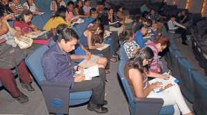 Los bachilleres llenaron un formulario en el que, entre varios aspectos, les consultaban si conoc&iacute;an otro idioma o sab&iacute;an computaci&oacute;n. Foto: Karly Torres / El Tel&eacute;grafo