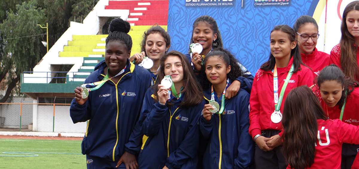 &rarr;El equipo ecuatoriano femenino termin&oacute; en segundo lugar en la clasificaci&oacute;n general del torneo escolar. .