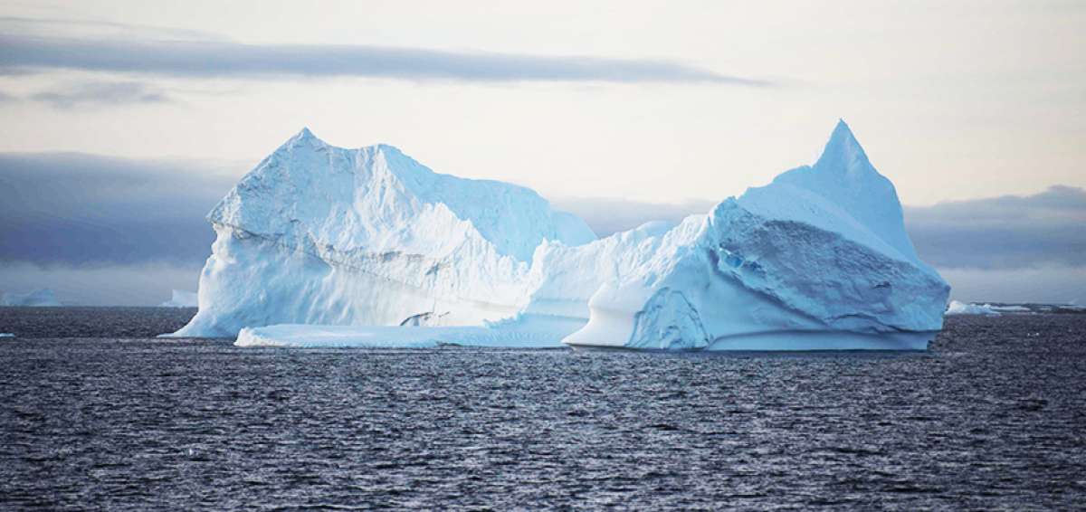 Un iceberg est&aacute; cerca de desprenderse