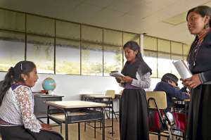 En grupos de 3 o 4 personas, los j&oacute;venes pusieron en pr&aacute;ctica la entrevista para conocerse entre s&iacute;. Foto: Roberto Ch&aacute;vez / El Tel&eacute;grafo