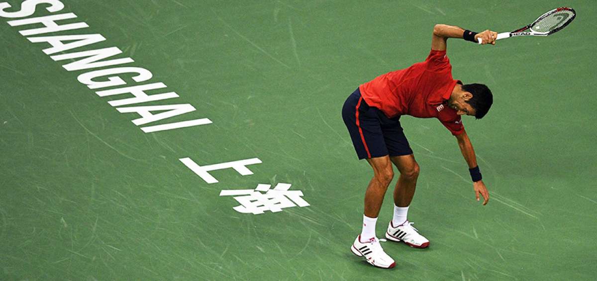 Djokovic, quien no pudo controlar sus emociones, despedaz&oacute; su raqueta y se rasg&oacute; la camisa por un punto que perdi&oacute; ante el tenista espa&ntilde;ol.