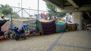 Bajo el puente vehicular y en la pista de skate se apreciaban hasta ayer la invasi&oacute;n de cambuches y carpas.