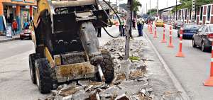 El tr&aacute;nsito de tres de los carriles de la avenida Assad Bucaram, a la altura del cementerio del Suburbio, deber&aacute; tomar rutas alternas.