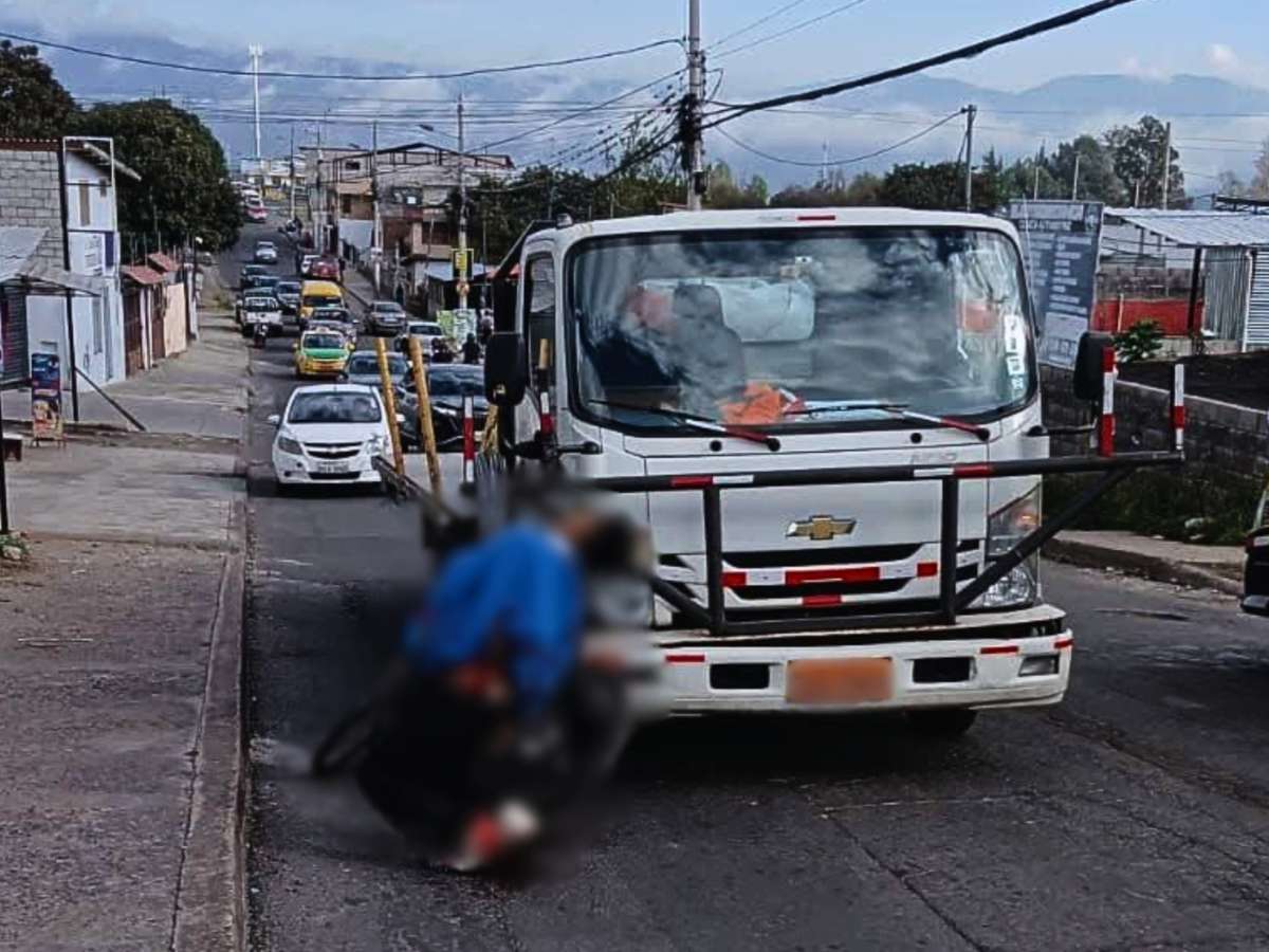 Un ciclista muri&oacute; clavado en las varillas de un carro, en Quito. 