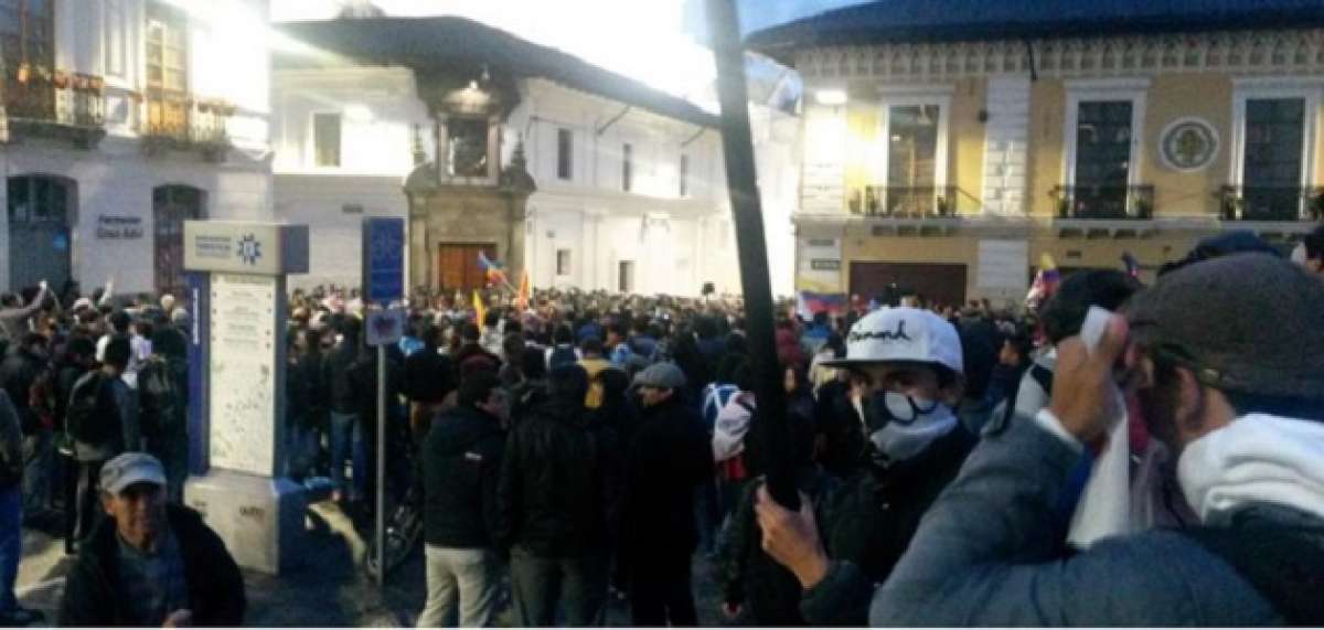 En la plaza de San Francisco hubo m&aacute;s de un incidente. Foto: EL TEL&Eacute;GRAFO