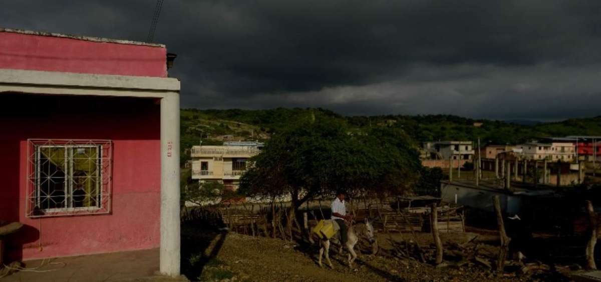 El sitio es bastante tranquilo y de un clima agradable. No tienen agua potable, servicio que busca terminar el Municipio de Montecristi.