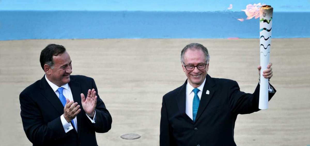 Carlos Nuzman (der.), presidente del Comit&eacute; Organizador de R&iacute;o 2016, recibe la llama ol&iacute;mpica en Atenas.  