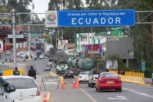 Por el puente Rumichaca, en la frontera con Colombia, circulan los buses con los cubanos que se dirigen hacia Estados Unidos.  