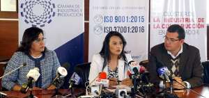 Silvana Vallejo, directora General del Sercop; Pablo Ramon, representante de Construpositivo; y, Cristina Garcia, presidenta de C&aacute;mara de la Construcci&oacute;n de Cuenca, dialogaron con los medios de comunicaci&oacute;n sobre el alcance de la Resoluci&oacute;n 102.