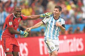El portero nigeriano Enyeama recibi&oacute; 3 goles en este partido, 2 de ellos de Messi, con quien saluda en la imagen. Foto: AFP.