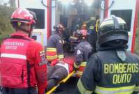 Bomberos atienden accidente de tránsito en Lloa.