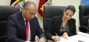 La ministra Mar&iacute;a Paula Romo durante la firma de los acuerdos con los alcalde de la provincia de Carchi. El acto se realiz&oacute; en el ECU-911 de Tulc&aacute;n.