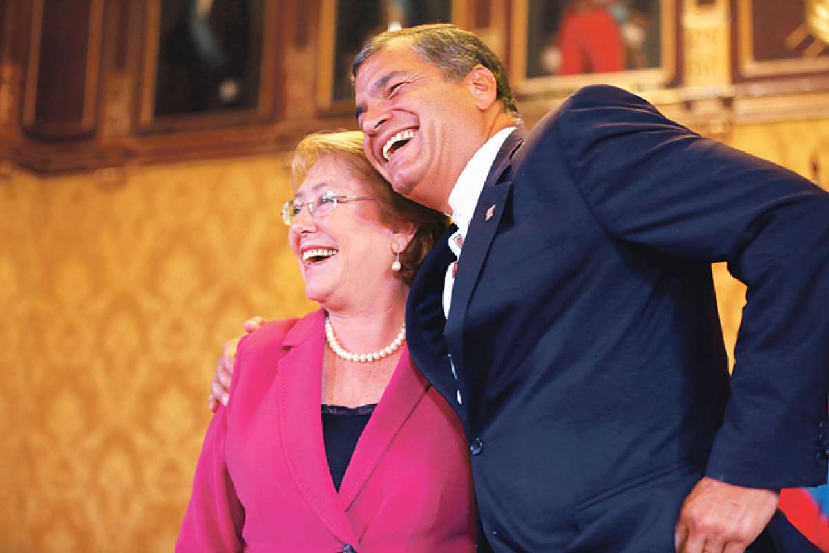 La presidenta de Chile, Michelle Bachelet, junto con su hom&oacute;logo ecuatoriano, Rafael Correa, durante su encuentro en el palacio de Carondelet. Foto: John Guevara / El Tel&eacute;grafo