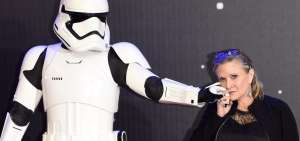 Carrie Fisher, Leia en "Star Wars", sufre infarto y est&aacute; en la UCI