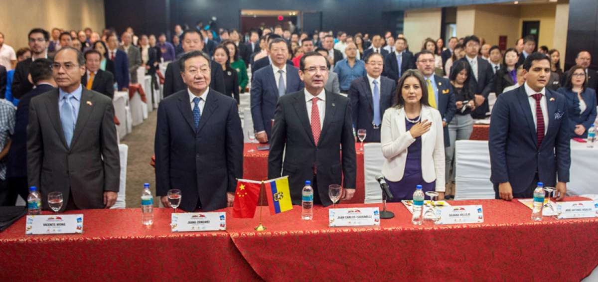 El ministro de Comercio Exterior de Ecuador, Juan Carlos Cassinelli (centro), particip&oacute; en el Quinto Foro de Negocios Ecuador - China, que se realiz&oacute; en Quito.