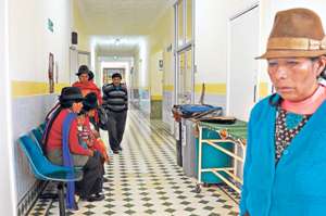 Los familiares de los heridos esperaban ayer noticias en el Hospital General de Latacunga, en Cotopaxi. Foto: Silvia Osorio / para El Tel&eacute;grafo