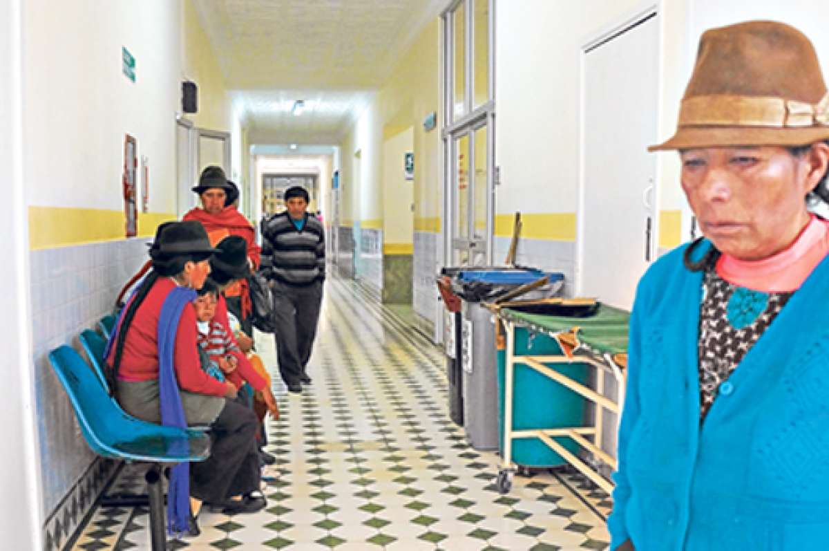 Los familiares de los heridos esperaban ayer noticias en el Hospital General de Latacunga, en Cotopaxi. Foto: Silvia Osorio / para El Tel&eacute;grafo