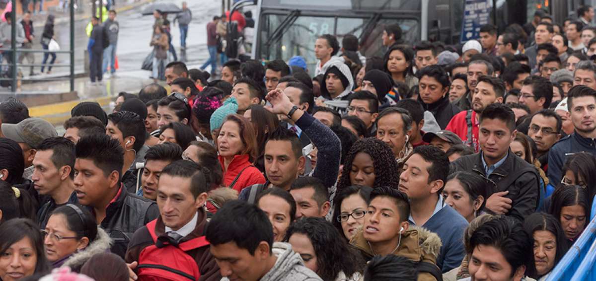 Miles de quite&ntilde;os tuvieron dificultades para desplazarse por la falta de transporte p&uacute;blico. El servicio municipal result&oacute; insuficiente para atender la demanda de pasajeros.