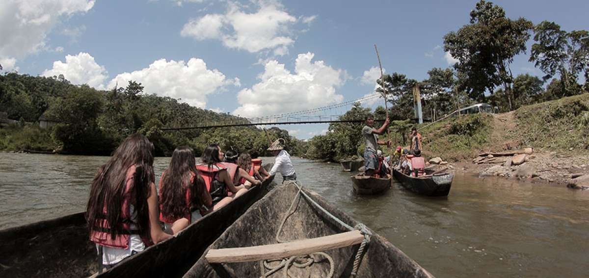 Los paseos en canoas est&aacute;n entre las alternativas que se ofrece a los turistas que visiten la provincia amaz&oacute;nica para divertirse. Todos llevan chalecos salvavidas.