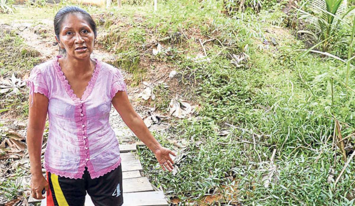 La contaminaci&oacute;n es parte del paisaje que rodea las viviendas de los pobladores del barrio 25 de Febrero en Lago Agrio (Sucumb&iacute;os). Foto: Daniel Molineros/El Tel&eacute;grafo