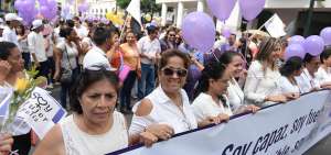 Las f&eacute;minas salieron a las calles con carteles en los que estaban dibujados los rostros de Manuela S&aacute;enz, Tr&aacute;nsito Amagua&ntilde;a y Matilde Hidalgo