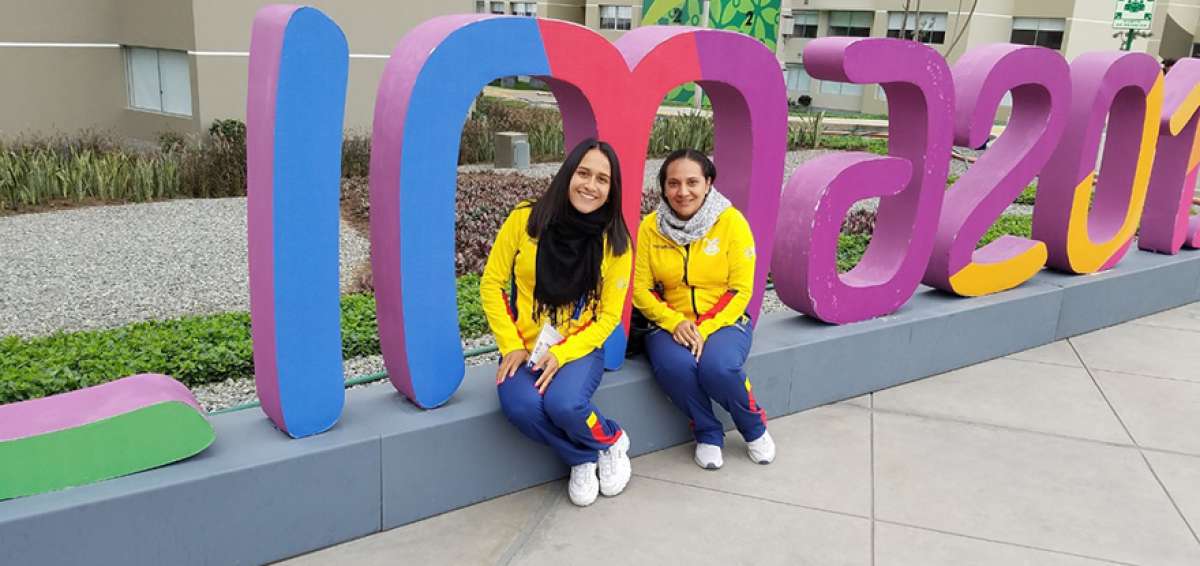 La patinadora ecuatoriana Mar&iacute;a Eduarda Fuentes (i.) junto a su entrenadora, Diana Portalanza, tras instalarse en la Villa Panamericana.