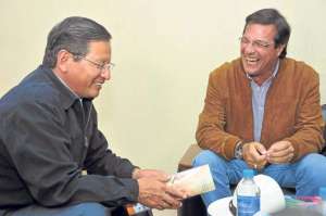 Los prefectos Jimmy Jairala (izquierda) y Mariano Curicama (derecha) durante la reuni&oacute;n. Foto: Cortes&iacute;a | Prefectura del Guayas