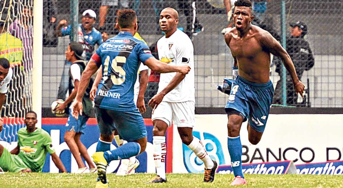 El defensa &lsquo;el&eacute;ctrico&rsquo; Fernando Pinillo (sin camiseta) festeja el tanto con el que Emelec venci&oacute; 1-0 a Liga de Quito, el martes pasado, en Guayaquil. Foto: Miguel Castro / El Tel&eacute;grafo